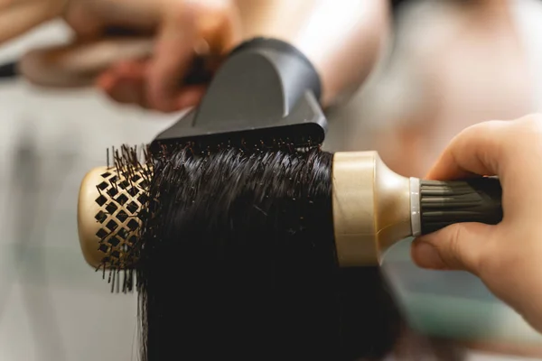 Primer plano de la mano femenina que peina el cabello —  Fotos de Stock