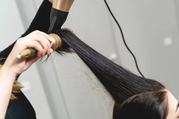 Peluquería profesional haciendo peinado para su cliente — Foto de Stock