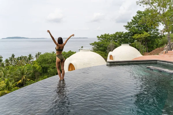 Jeune femme caucasienne se sentant connecté avec la nature — Photo