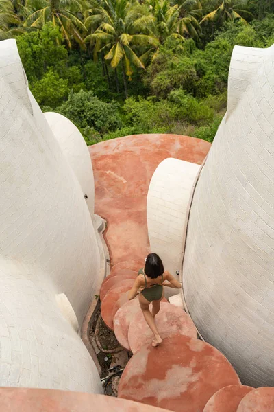 Fille avec ses mains sur la taille relaxant à l'extérieur — Photo