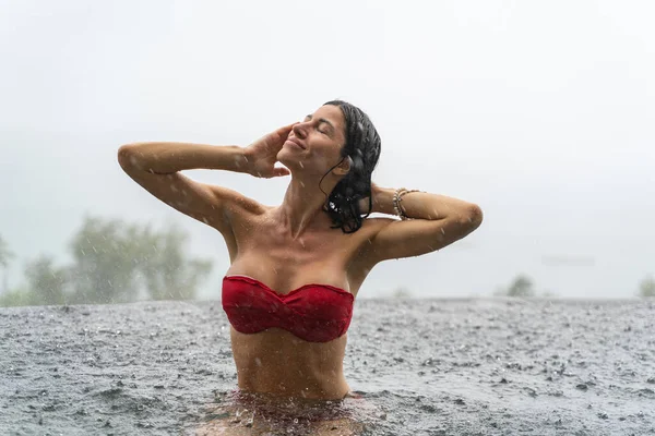 Calma jovem caucasiano mulher vestindo um vermelho sutiã — Fotografia de Stock