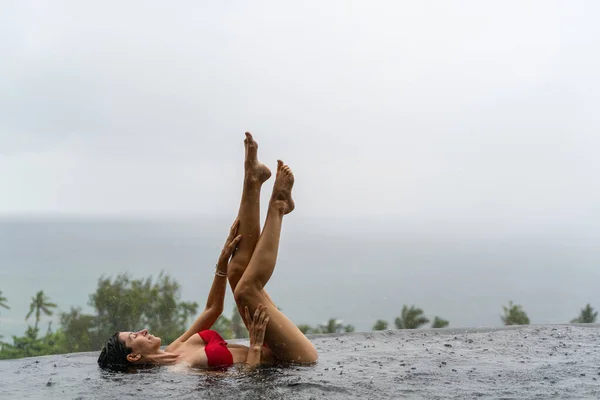 Serene genç bayan turist boş zamanlarının tadını çıkarıyor. — Stok fotoğraf