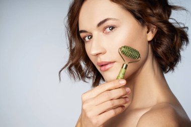 Yeşim masajlı çok güzel bir bayan.