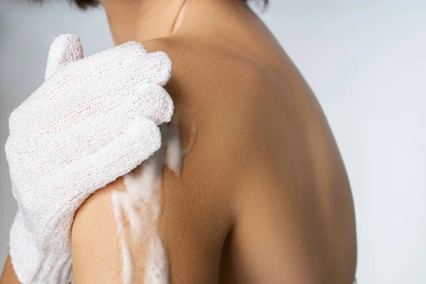 Nu femme nettoyage peau du corps avec de la mousse — Photo