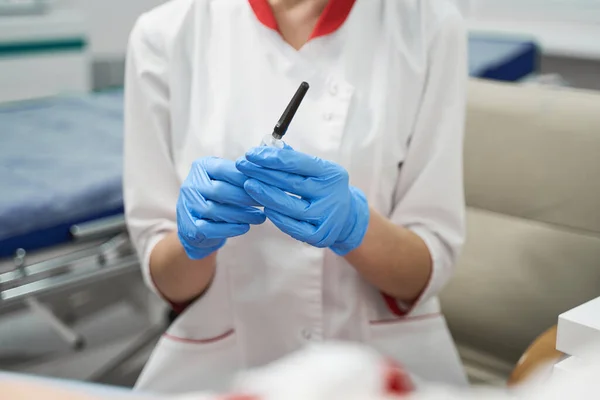 Fokussiertes Foto auf weiblicher Hand, die Reagenzglas hält — Stockfoto