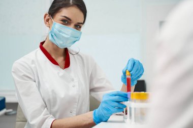 Zevkle çalışan genç doktorun portresi.