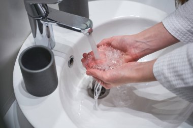 Beyaz kadın, el hijyeniyle ilgileniyor.