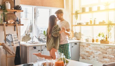 Yakışıklı sakallı adam dansta başrol oyuncusu