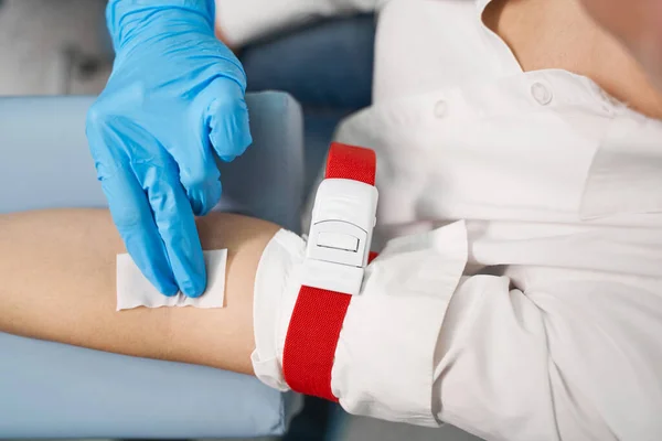 Medizinisches Fachpersonal betreut Patienten in Klinik — Stockfoto