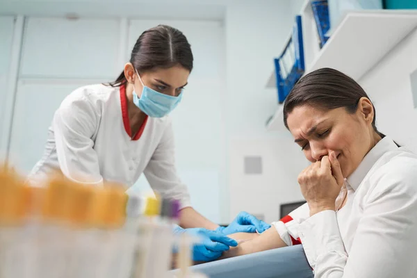 Emotionale brünette Frau leidet unter Schmerzen — Stockfoto