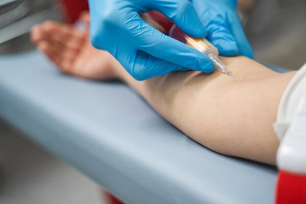 Крупный план врача, делающего укол
