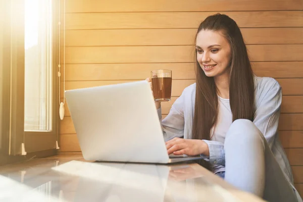 Koncentrált kaukázusi nő teleworker ellenőrzi az e-mail — Stock Fotó