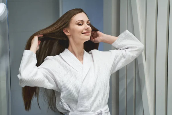 Contented cute girl standing in the bathroom — ストック写真