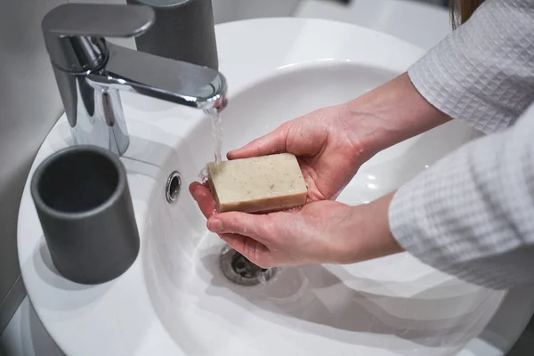 Kadın ellerini doğal sabunla yıkıyor. — Stok fotoğraf