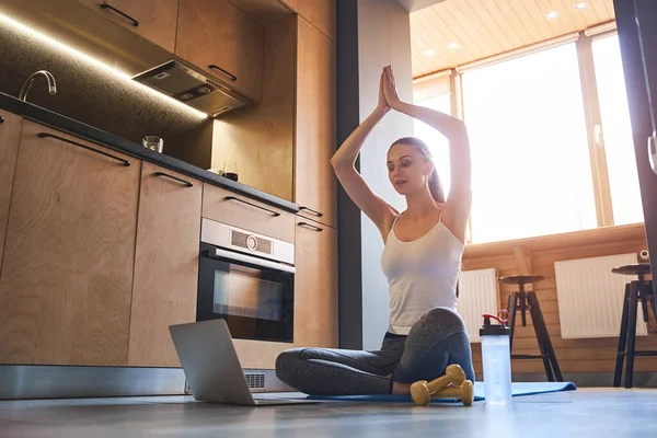 Feminino yogi streaming de um vídeo ao vivo para seus seguidores — Fotografia de Stock