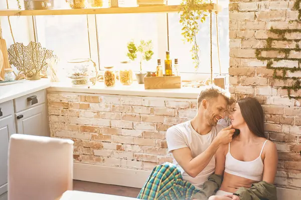 Yakışıklı sakallı adam ortağıyla konuşuyor.