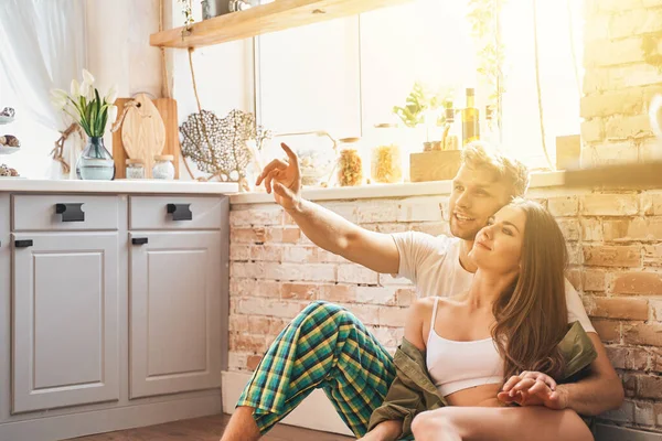 Chica de pelo largo atento escuchar a su pareja — Foto de Stock