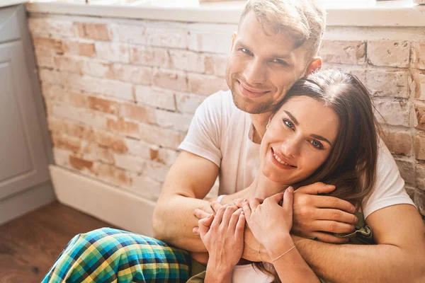 Entzückte junge Leute blicken direkt in die Kamera — Stockfoto