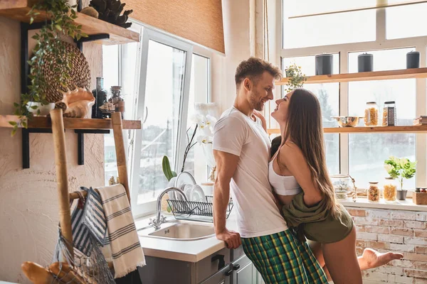 Menina morena feliz olhando para o namorado — Fotografia de Stock