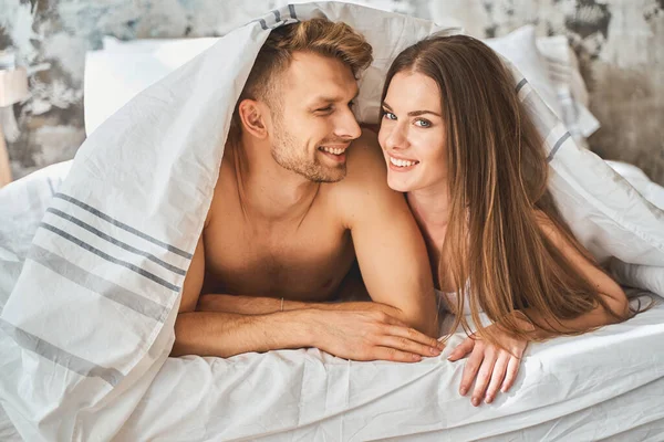 Alegre masculino pessoa olhando para seu parceiro — Fotografia de Stock