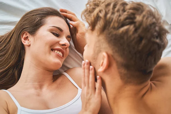 Junge Langhaarige empfinden momentan Glück — Stockfoto