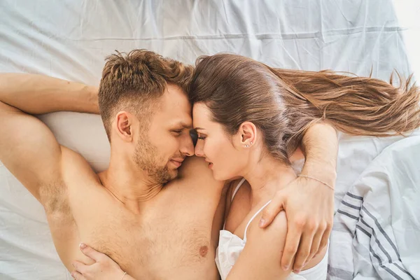 Tineri barbă om culcat aproape de partenerul său — Fotografie, imagine de stoc