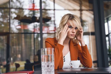 Umutsuz modern iş kadını baş ağrısı çekiyor.