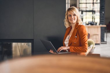 Neşeli iş kadını uzaklara bakıyor.