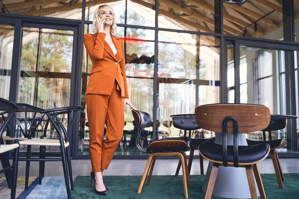 Прекрасна блондинка стоїть в її офісі — стокове фото