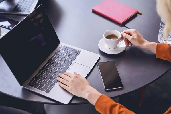 Mujer tomando un descanso de café en la oficina — Foto de Stock