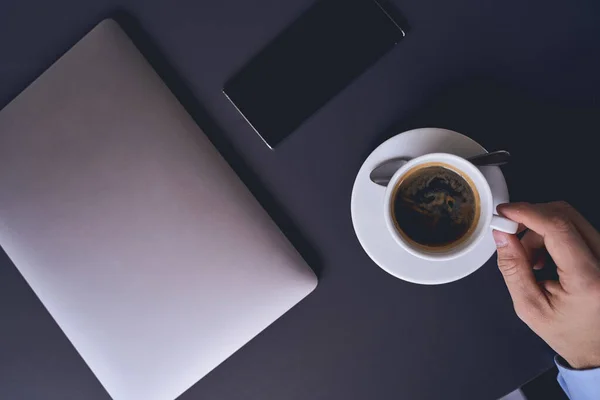 Empresário chegando para uma caneca de café — Fotografia de Stock