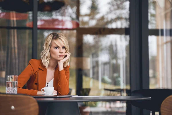 Verworpen blanke vrouw aan het bureau — Stockfoto