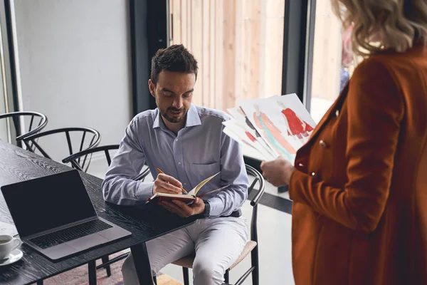 Dos colegas trabajando juntos en un estudio — Foto de Stock