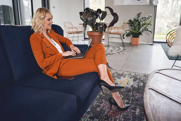 Attractive Caucasian blonde telecommuter working from home — Stock Photo, Image