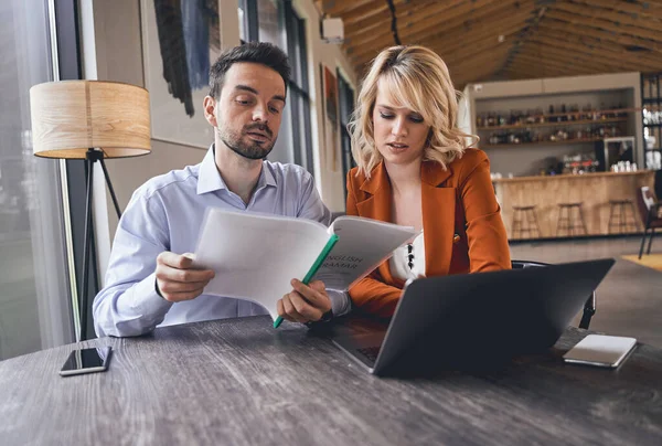 Schöne junge Lehrerin gibt eine Englischstunde — Stockfoto