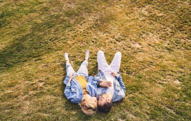 Serene adam ve kız arkadaşı dışarıda kestiriyorlar.