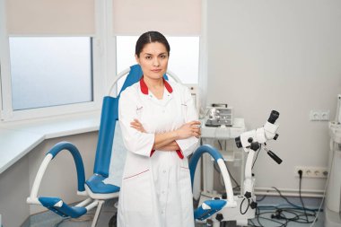İş yerinde duran becerikli bir kadın doktor.