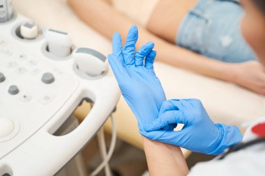 Hastanın yanında oturan özenli bir sağlık görevlisi.