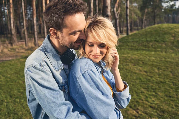 Dışarıda bekleyen neşeli, güzel, sevgi dolu genç bir çift.