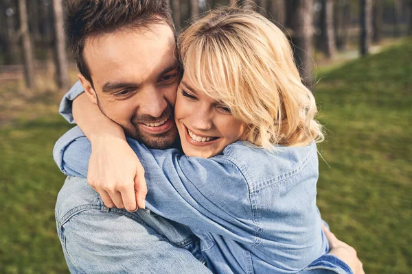 Glada unga vita par som omfamnar varandra — Stockfoto