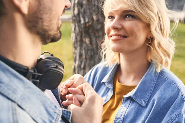 Dos personas cogiéndose las manos al aire libre — Foto de Stock