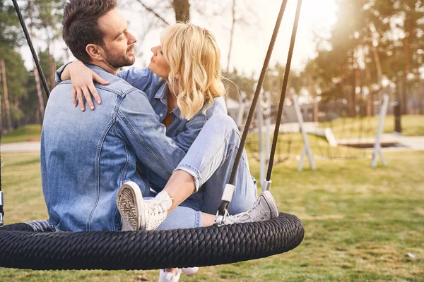 Man och kvinna njuter av varandras sällskap — Stockfoto