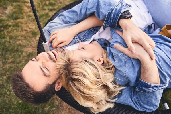 Glückliches kaukasisches Paar, das zusammen Spaß im Freien hat — Stockfoto