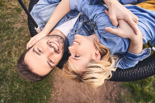 Romántica pareja joven disfrutando de su día libre al aire libre — Foto de Stock