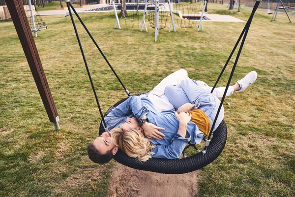 Romantisches Paar, das eine tolle Zeit draußen hat — Stockfoto