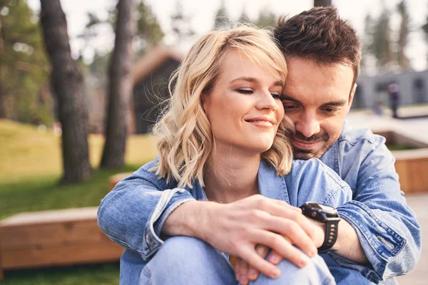 Två leende attraktiva romantiska människor koppla av utomhus — Stockfoto