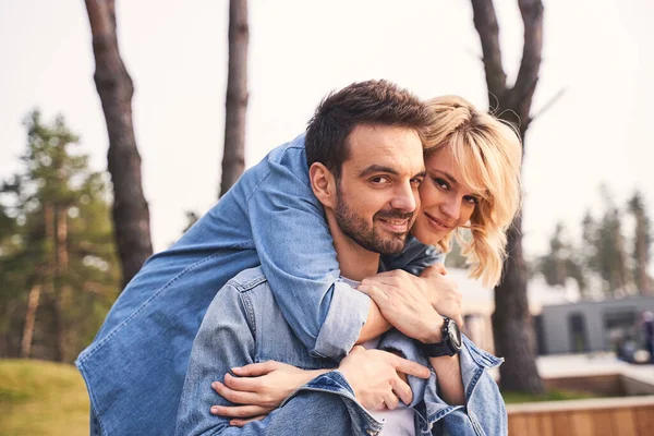 Feliz mujer bonita abrazando a un hombre sonriente — Foto de Stock