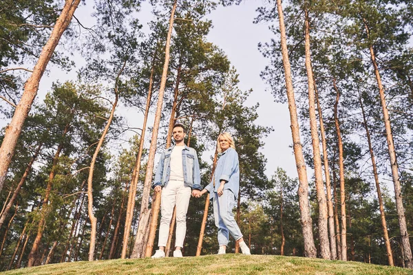 Ρομαντικό ζευγάρι στέκεται σε ένα κωνοφόρο δάσος — Φωτογραφία Αρχείου