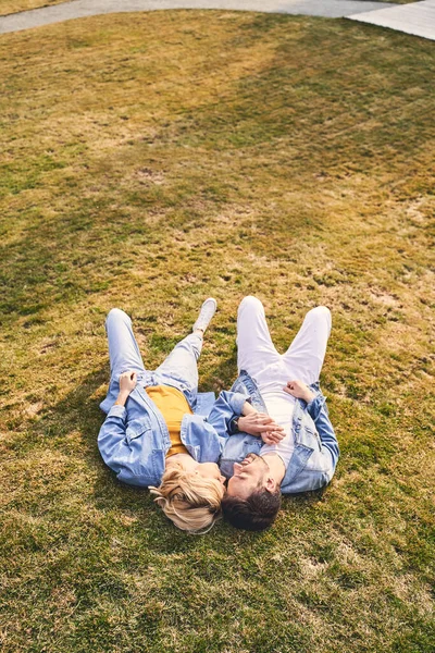 애인들 과 손을 잡고 만족 해 하는 사랑 스러운 남자 친구 — 스톡 사진