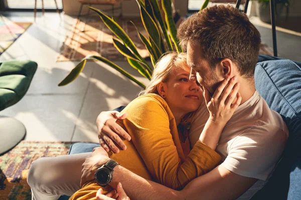 Man en zijn vrouw rusten op de bank — Stockfoto